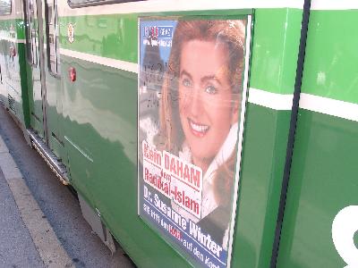 Menschenverachtende Wahlpropaganda (hier sogar an öffentlichen Verkehrsmitteln in Graz) trägt eine erhebliche Mitschuld an der Ausländerfeindlichkeit, die in Österreich grassiert. Der Slogan Kein Daham dem Radikal-Islam bedeutet, dass Graz dem Islam (und damit den moslemischen Mitbürgern) kein Zuhause bieten soll